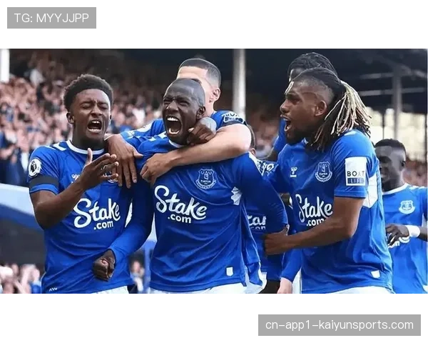 现场：英超保级关键战，埃弗顿球迷在古迪逊公园高歌支持被扣分球队